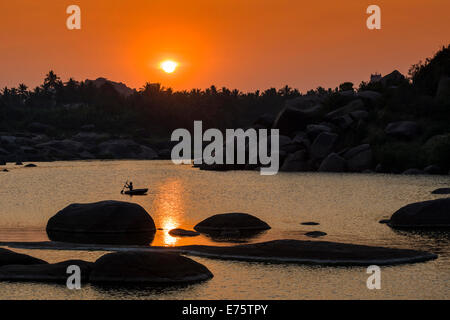 Tramonto sul fiume Tungabhadra e una parte delle rovine dell' ex impero Vijayanagara, Hampi, Karnataka, India Foto Stock