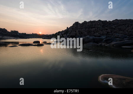 Tramonto sul fiume Tungabhadra e una parte delle rovine dell' ex impero Vijayanagara, Hampi, Karnataka, India Foto Stock