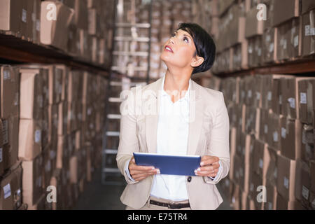 Piuttosto warehouse manager utilizzando tablet pc Foto Stock