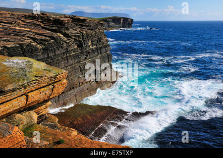 Surf alle scogliere, Yesnaby, Continentale, Orkney, Scotland, Regno Unito Foto Stock