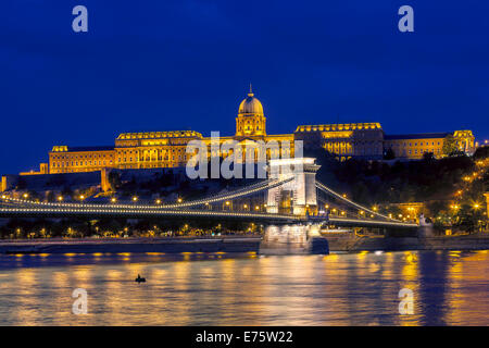 Il ponte della catena con la Collina del Castello al blue ora, Budapest, Ungheria Foto Stock