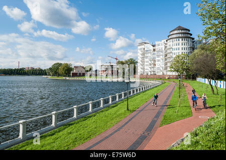 Il laghetto superiore, ridisegnato waterfront, Leningradskij Rajon, Kaliningrad Oblast di Kaliningrad, Russia Foto Stock