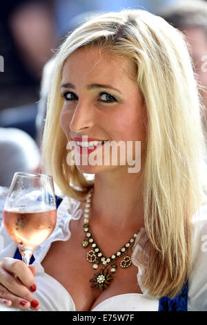 Giovane donna che indossa un vestito tenendo un bicchiere di vino, Stoccarda, Baden-Württemberg, Germania Foto Stock