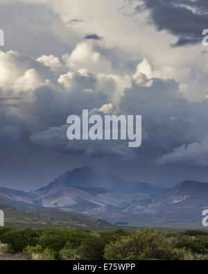 Tempo piovoso oltre le montagne di sera, provincia di Mendoza, Argentina Foto Stock