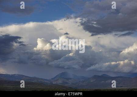 Tempo piovoso oltre le montagne di sera, provincia di Mendoza, Argentina Foto Stock