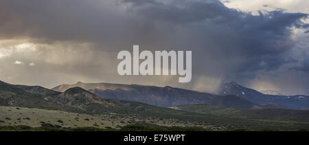 Tempo piovoso oltre le montagne di sera, provincia di Mendoza, Argentina Foto Stock