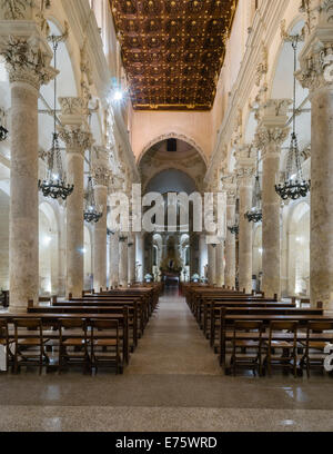 Navata, coro, abside dorato soffitto pannellato, Basilica di Santa Croce, Il Barocco di Lecce, anche in stile barocco del Salento Lecce, Puglia Foto Stock