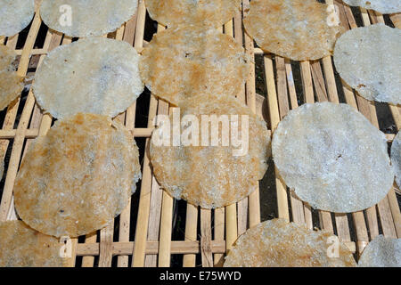 Torte di riso essiccazione su un telaio di bambù, Bali, Indonesia Foto Stock