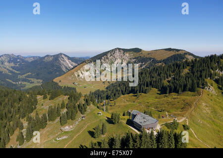 Mt Jägerkamp con la stazione a monte della ferrovia Taubenstein, vista da Mt Taubenstein, Spitzingsee lago Foto Stock