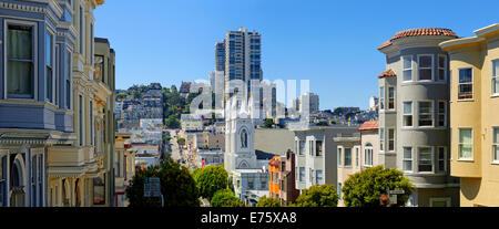 San Francesco di Assisi Chiesa e storici edifici in legno su Vallejo Street, San Francisco, California, Stati Uniti d'America Foto Stock