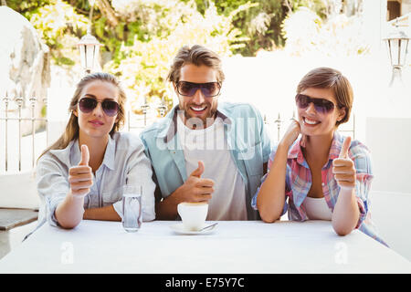 Felice gli amici sorseggiando caffè insieme Foto Stock