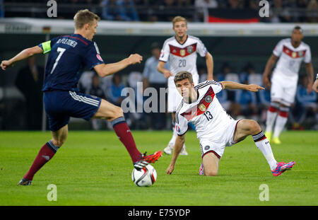 Scotlands Darren Fletcher (L) contro le Germanie Thomas Mueller durante il match tra Germania e Scozia dell'Euro 2016 qualifica 2016, Signal Iduna Park di Dortmund su Settembre 07, 2014. Foto Stock