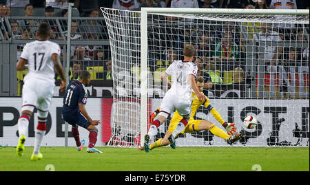 Scotlands Ikechi Anya (L) scatti il 1:1 contro le Germanie portiere Manuel Neuer durante il match tra Germania e Scozia dell'Euro 2016 qualifica 2016, Signal Iduna Park di Dortmund su Settembre 07, 2014. Foto Stock