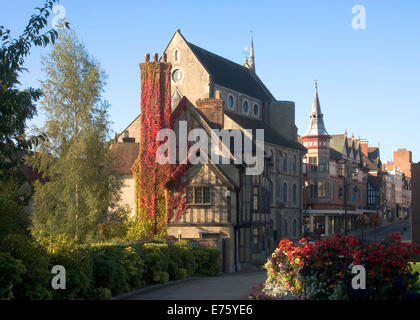 Shrewsbury, Shropshire, Regno Unito. 8 Settembre, 2014. Regno Unito meteo. Come estate dà modo di autunno, foglie di Virginia superriduttore sul camino del castello di Gates Casa a Shrewsbury, Shropshire cambiare per un vivace colore rosso. Fotografia presa come il sole sorge la mattina di lunedì 8 settembre 2014. Credito: Richard Franklin/Alamy Live News Foto Stock