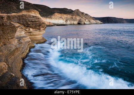 Costa nel Cabo de Gata-Nijar Parco naturale e riserva della biosfera, Almeria, Andalusia, Spagna Foto Stock