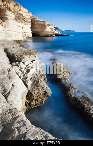 Costa nel Cabo de Gata-Nijar Parco naturale e riserva della biosfera, Almeria, Andalusia, Spagna Foto Stock