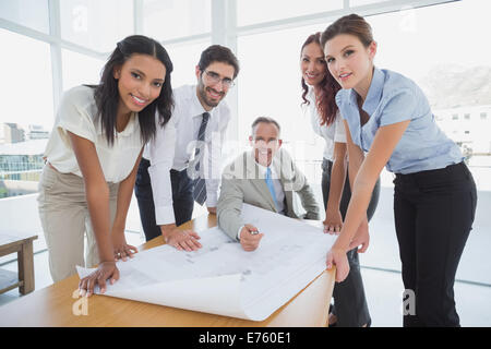 Business persone sorridenti in telecamera Foto Stock