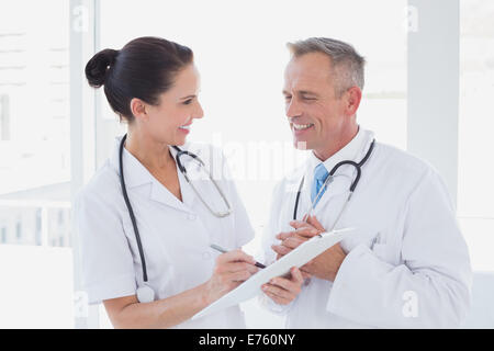 I medici sorridente e lavorare insieme Foto Stock