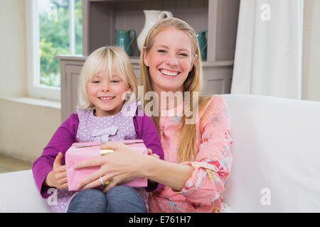 Bambina sorprende la sua madre con il dono Foto Stock