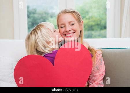 Felice madre e figlia sul lettino con cuore card Foto Stock