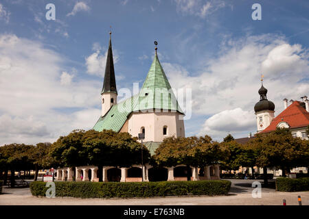 La Cappella della grazia e il Municipio sulla Kapellplatz piazza di Altoetting, Upper-Bavaria, Baviera, Germania, Europa Foto Stock