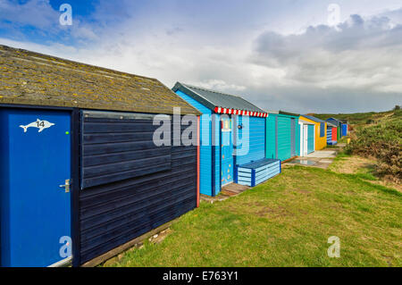 Chalet in spiaggia HOPEMAN MORAY righe di variopinte capanne dopo la pioggia Foto Stock