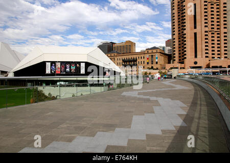 La passerella sul fiume Torrens con il Festival teatrale sulla sinistra, membro Parliment nel centro. Foto Stock