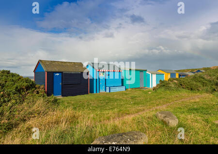 Chalet in spiaggia HOPEMAN MORAY cielo blu e piccole RAINBOW SU RIGHE DI MULTI capanne colorate Foto Stock