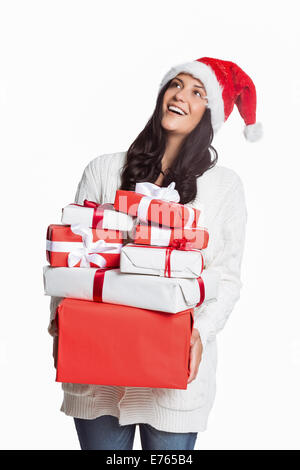 Donna sorridente con i regali di natale Foto Stock