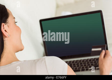 Donna che utilizza il suo computer portatile sul lettino Foto Stock