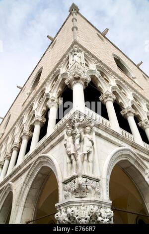 Adamo ed Eva su un angolo del Palazzo Ducale, Piazza San Marco, Venezia, Italia e Europa Foto Stock