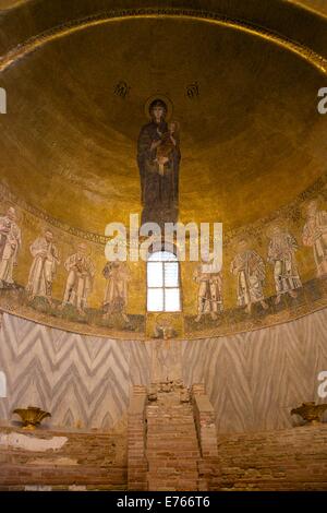 Mosaici bizantini della Vergine Maria e del Bambino sopra l'altare, 11th secolo, Cattedrale di Santa Maria Assunta, Torcello, Venezia Foto Stock