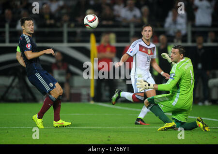 Dortmund, Germania. 07Th Sep, 2014. La Germania Mario Goetze (C) e della Scozia russell Martin e il portiere David Marshall si contendono la palla durante UEFA EURO 2016 qualifica del gruppo D partita di calcio tra la Germania e la Scozia a Dortmund, Germania, 07 settembre 2014. La Germania ha vinto 2-1. Foto: Jonas Guettler/dpa/Alamy Live News Foto Stock