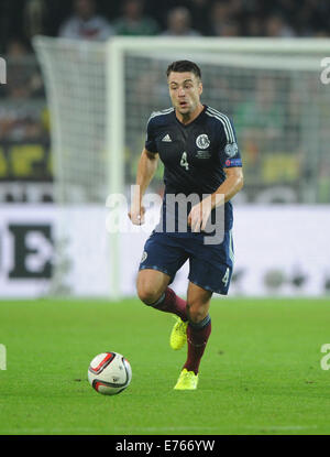 Dortmund, Germania. 07Th Sep, 2014. Scozia russell Martin comanda la sfera durante UEFA EURO 2016 qualifica del gruppo D partita di calcio tra la Germania e la Scozia a Dortmund, Germania, 07 settembre 2014. La Germania ha vinto 2-1. Foto: Jonas Guettler/dpa/Alamy Live News Foto Stock