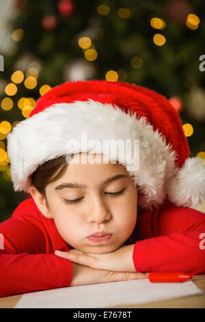 Bambina scrivere lettera a Babbo a natale Foto Stock