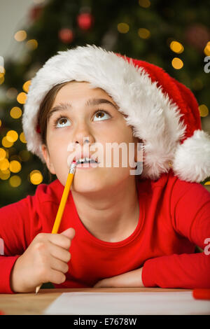 Bambina scrivere lettera a Babbo a natale Foto Stock