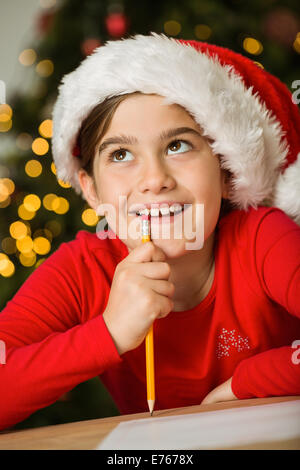 Bambina scrivere lettera a Babbo a natale Foto Stock