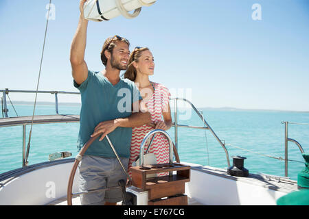 Coppia di sterzo insieme in barca Foto Stock