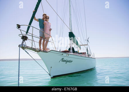 Matura in piedi sulla parte anteriore della barca Foto Stock