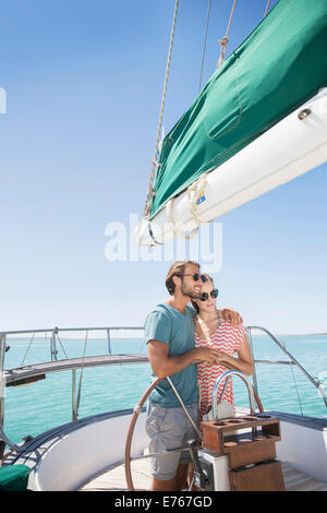 Coppia di sterzo insieme in barca a vela Foto Stock