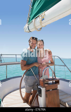 Coppia di sterzo insieme in barca a vela Foto Stock