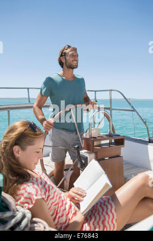 Giovane rilassante in barca in acqua Foto Stock