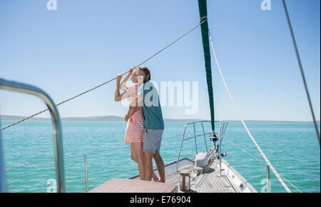 Matura in piedi sulla barca insieme Foto Stock