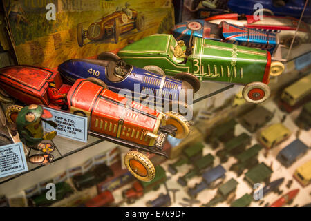 Vetture di stagno, casa sulla collina il Museo del giocattolo, Mountfitchet Foto Stock