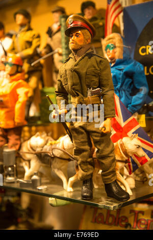 Azione Vintage uomo vestito come un soldato, casa sulla collina il Museo del giocattolo, Mountfitchet Foto Stock