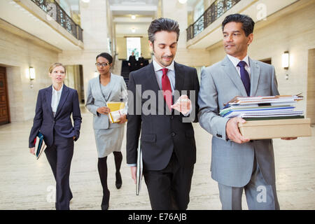 Gli avvocati a piedi nella courthouse Foto Stock