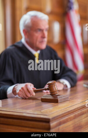 Giudice sbattevano martello in tribunale Foto Stock