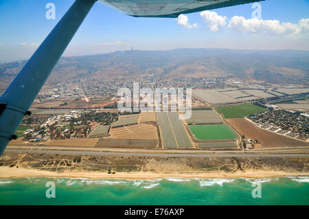 Vista aerea di coltivati sul monte Carmelo in background Foto Stock