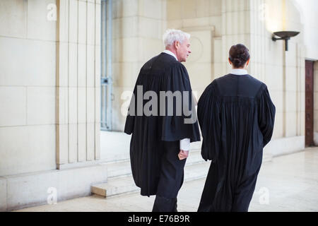 I giudici a piedi attraverso courthouse insieme Foto Stock