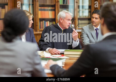 Il giudice e gli avvocati a parlare nelle camere Foto Stock